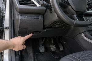 découvrez où se trouve la prise obd de la peugeot 308 et comment y accéder facilement sous le volant pour effectuer un diagnostic.